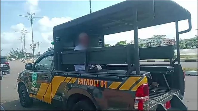 Pelaku Pelecehan saat diamankan di mobil Satpol PP Tanjungpinang, Selasa (7/1/2024)-Hendrik