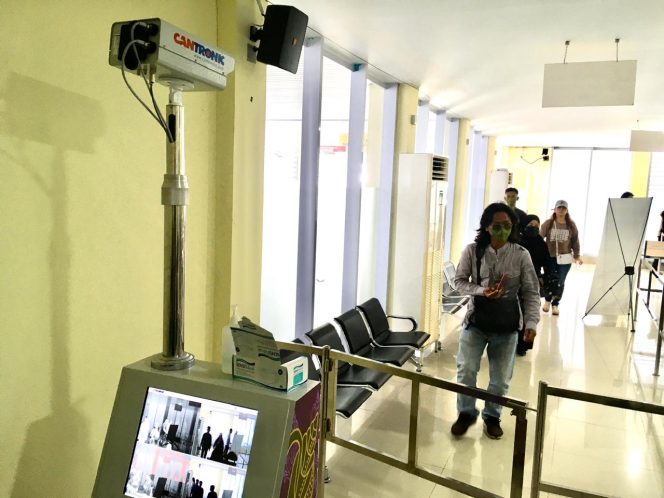 
					Alat deteksi suhu tubuh di pelabuhan international sri bintan pura tanjungpinang, Rabu (8/1/2025)-Hendrik