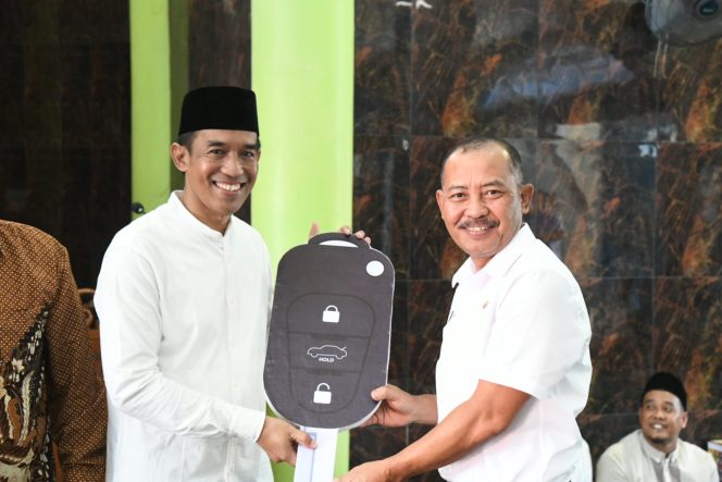 
					Sekdaprov Kepri Adi Prihantara saat Penyerahan simbolis mobil ambulance, Rabu (8/1/2025)-Diskominfo Kepri