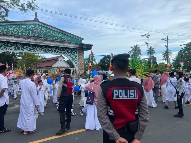 
					Polres Lingga saat Amankan dan Kawal Pawai Yayasan Melayu Cendikia Kabupaten Lingga (Humas Polres Lingga)