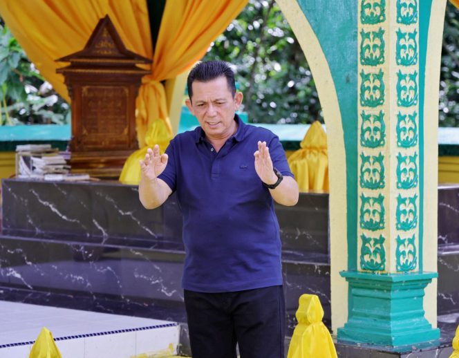 
					Gubernur Kepri, Ansar Ahmad saat meninjau makam Engku Putri Hamidah (Diskominfo Kepri)