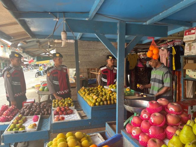 
					Polres Lingga saat Amankan Pasar Tumpah Ramadhan 1446 H Jelang Berbuka Puasa (Humas Polres Lingga)