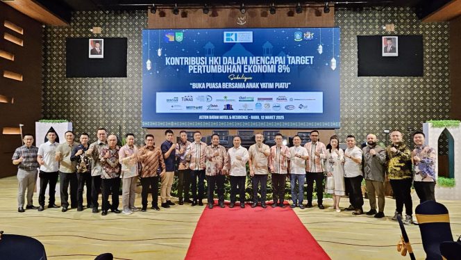 
					Wakil Gubernur Kepri, Nyanyang Haris Pratamura, saat foto bersama dengan Himpunan Kawasan Industri (HKI) Indonesia Kepri, (Diskominfo Kepri)