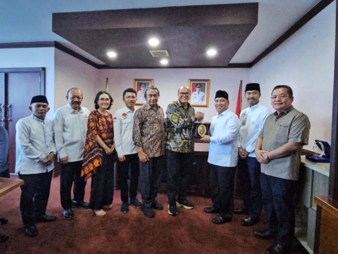 
					Wakil Gubernur Kepri, Nyanyang Haris Pratamura saat menerima penghargaan dari Kamar Dagang Indonesia (KADIN), (Diskominfo Kepri)