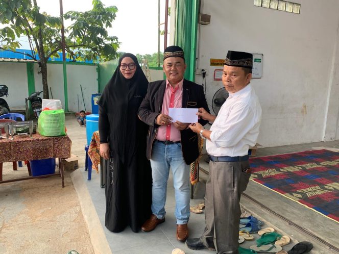 
					Direktur Utama PT BBS, Salmayudhi menyerahkan THR kepada perwakilan karyawan.(istimewa)