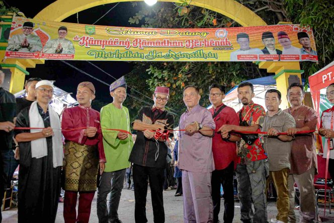 
					Wakil Wali Kota Tanjungpinang, Raja Ariza saat meresmikan dengan memotong tali pita bazar ramadhan (Diskominfo Tanjungpinang)