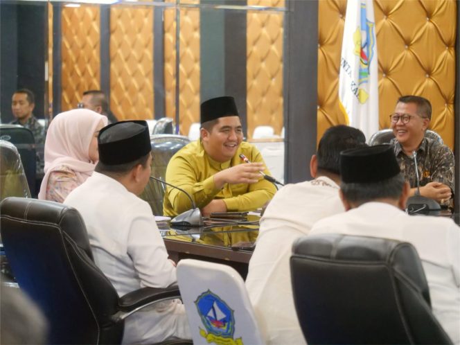 
					Bupati Bintan, Roby Kurniawan melakukan rapat bersama pengurus JAPFA GROUP ( Diskominfo Bintan)