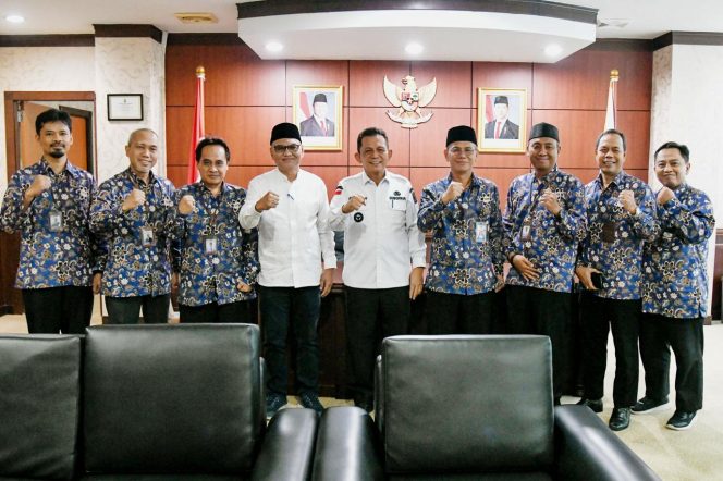 
					Gubernur Kepri , Ansar Ahmad dan Wakil Gubernur Kepri, Nyanyang Haris Pratamura foto bersama Badan Pengawasan Keuangan dan Pembangunan (BPKP) Perwakilan Kepri  (Diskominfo Kepri)