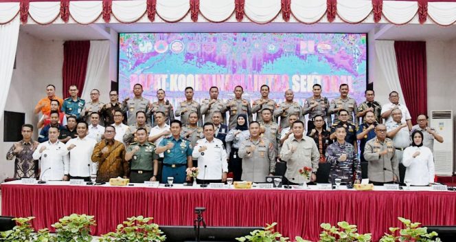 
					Gubernur Kepri, Ansar Ahmad foto bersama Polda Kepri (Diskominfo Kepri)