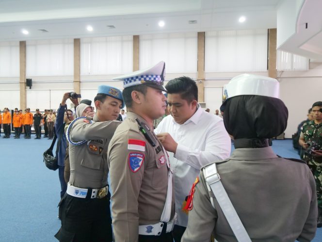 Bupati Bintan Roby Kurniawan saat pemasangan tanda penyematan (Diskominfo Bintan)