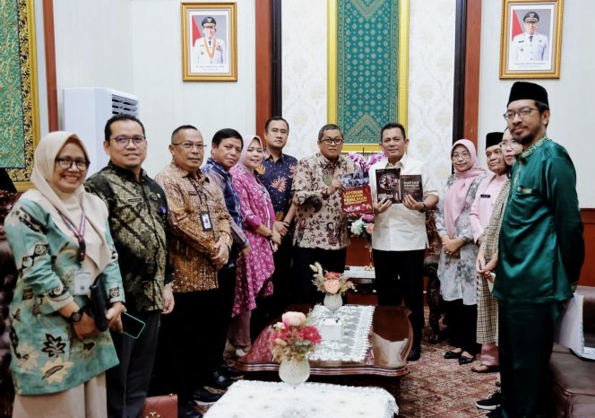 
					Gubernur Kepri, Ansar Ahmad Foto bersama Komisi Pemilihan Umum Kepulauan Riau (Diskominfo Kepri)