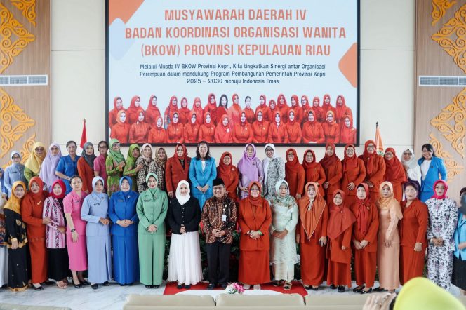 
					Foto bersama Badan Koordinasi Wanita (BKOW) Kepulauan Riau (Diskominfo Kepri)