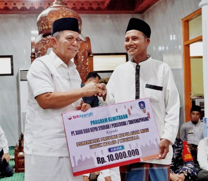 
					Gubernur Kepri, Ansar Ahmad saat berikan dana bantuan ke salah satu masjid di Anambas (Diskominfo Kepri)
