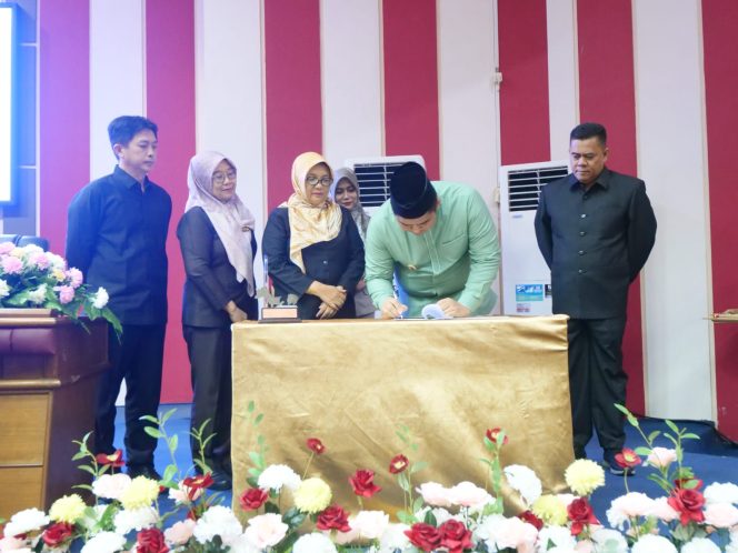 
					Bupati Bintan, Roby Kurniawan saat menandatangani Laporan Keterangan Pertanggungjawaban (LKPJ) 2024 kepada DPRD Kabupaten Bintan, Senin (24/3/2025). Diskominfo Bintan