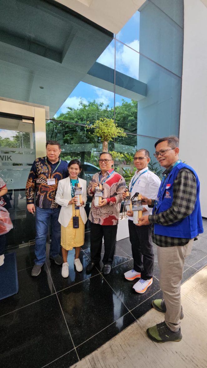 Wakil Gubernur Kepri, Nyanyanng Haris Pratamura saat diberikan piagam penghargaan (Diskominfo Kepri)