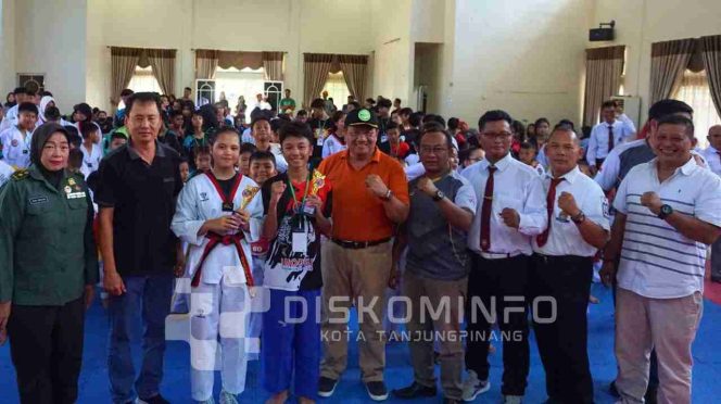 
					Kepada Dinas Kepemudaan dan Olahraga Tanjungpinang, Ruly Priady saat foto bersama Peserta IMOOGI Taekwondo Tingkat Pelajar Tanjungpinang (Diskominfo Tanjungpinang)