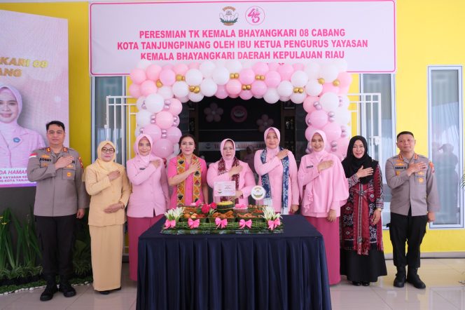 
					Ketua Pengurus Yayasan Kemala Bhayangkari (YKB) Daerah Kepulauan Riau, Ny. Detta Asep Safrudin saat meresmikan Gedung TK Kemala Bhayangkari 08 Cabang Kota Tanjungpinang (Humas Polresta Tanjungpinang)
