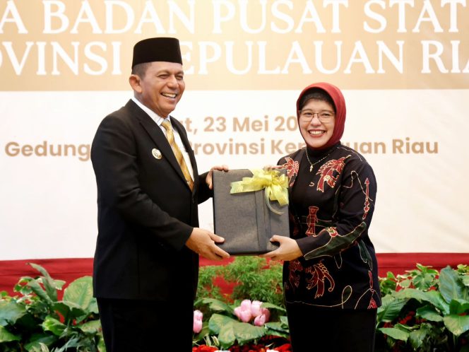 
					Gubernur kepri,  Ansar Ahmad  bersama Kepala Badan Pusat Statistik (BPS) Republik Indonesia,  Amalia Adininggar Widyasanti.  (Diskominfo Kepri)