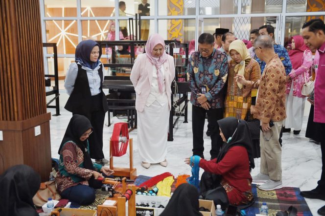 
					Keterangan Foto: Ketua Dewan Kerajinan Nasional Daerah (Dekranasda) Provinsi Kepulauan Riau,Dewi Kumalasari Ansar, saat buka kegiatan Kick Off Program Inkubasi Wastra Tahun 2025 yang diselenggarakan oleh Kantor Perwakilan Bank Indonesia Provinsi Kepulauan Riau. Kegiatan ini berlangsung di Gedung Dekranasda Kepri, Tanjungpinang, pada Selasa (20/05/2025), (Diskominfo Kepri).