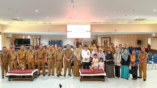 
					Keterangan Foto: Dinas Perpustakaan dan Kearsipan Kota Batam foto bersama saat kegiatan Sosialisasi Bantuan Bahan Bacaan Bermutu Tahun 2026 pada kamis (27/05/2025) bertempat di Aula Engku Hamidah Lantai IV Kantor Walikota Batam, (Diskominfo Batam).