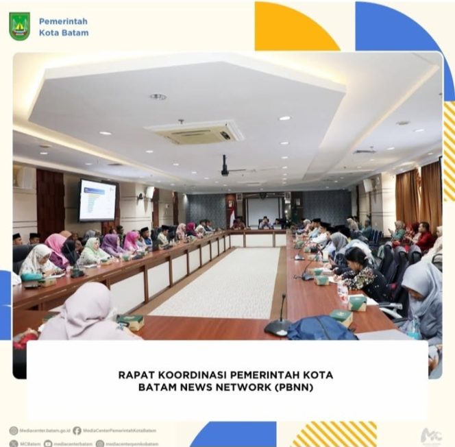 
					Keterangan Foto: 
Perwakilan dari berbagai organisasi perangkat daerah (OPD), serta para pengelola media sosial dan pengelola website resmi instansi-instansi di lingkungan Pemerintah Kota Batam saat rapat koordinasi sekaligus evaluasi digelar di ruang rapat Hang Nadim Kantor Wali Kota Batam, pada Jum’at (23/05/2025), (Diskominfo Batam).