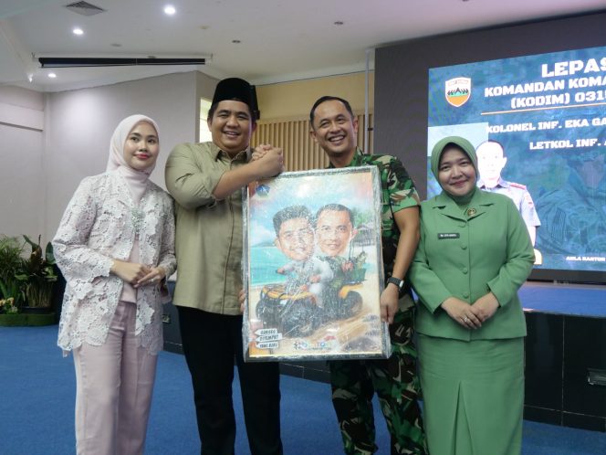 
					Keterangan Foto: Bupati Bintan, Roby Kurniawan saat foto bersama saat Lepas Sambut Dandim 0315/TPI, Jumat (09/05/2025) di Aula Bandar Seri Bentan, (MC Bintan).