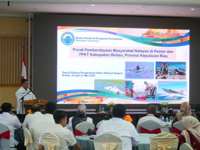 
					Keterangan Foto: Pemerintah Kabupaten Bintan bersama Badan Nasional Pengelola Perbatasan Republik Indonesia (BNPP RI) saat gelar kegiatan Pemberdayaan Masyarakat Nelayan di Pesisir dan Pulau-Pulau Kecil Terluar (PPKT), Rabu (21/05) di Aula Bandar Seri Bentan, (MC Bintan).