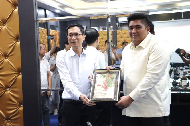 
					Keterangan Foto: Bupati Bintan Roby Kurniawan foto bersama Delegasi Biro Luar Negeri Dongguan, Provinsi Guangdong, RRC, pada Rabu (28/05/2025) di Ruang Rapat II Bandar Seri Bentan, (MC Bintan).