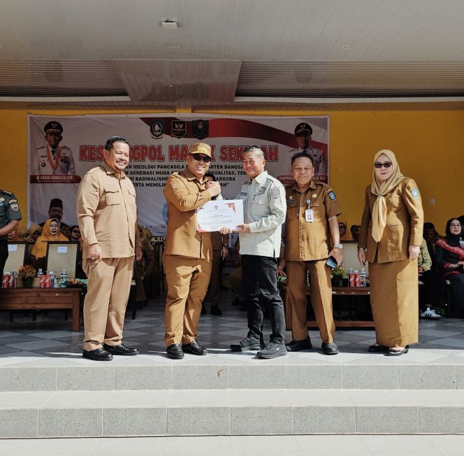 
					Keterangan Foto: Wakil Gubernur Kepulauan Riau, Nyanyang Haris Pratamura, bersama Kesbangpol Kepri saat mengunjungi SMAN 3 Kota Batam, pada Senin, (26/05/2025).