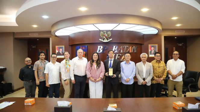 
					Keterangan Foto: Anggota/Deputi Bidang Pelayanan Umum, Ariastuty Sirait foto bersama saat menerima kunjungan dari Direksi PT Quantum Luminous Indonesia – Horn Glass Industries yang akan berinvestasi di PSN Wiraraja pada Jum’at (30/05/2025) di Marketing Centre, (BP Batam).
