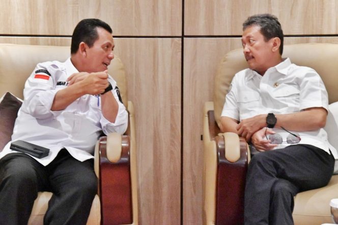 
					Keterangan Foto: Gubernur Kepulauan Riau Ansar Ahmad saat bersama Menteri Kelautan dan Perikanan RI Sakti Wahyu Trenggono, (Diskominfo Kepri).