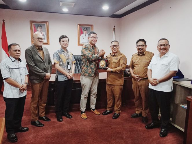 
					Keterangan foto: 
Wakil Gubernur Kepulauan Riau (Kepri), Nyanyang Haris Pratamura foto bersama saat kunjungan Konsul Jenderal (Konjen) Singapura, Mr. Gavin Ang, dalam sebuah pertemuan yang berlangsung di Kantor Graha Kepri, Lantai 6, Kota Batam, pada Senin (19/05/2025).