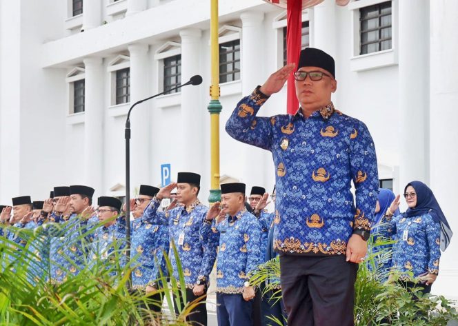 
					Keterangan Foto: Wakil Gubernur Kepulauan Riau, Nyanyang Haris Pratamura, saat menjadi inspektur Upacara Peringatan Hari Kebangkitan Nasional (Harkitnas) ke-117 di Lapangan Kantor Gubernur Kepulauan Riau, Dompak, Tanjungpinang, Selasa (20/05/2025), (Diskominfo Kepri).