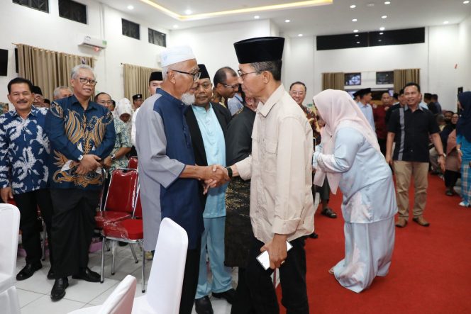 
					Keterangan Foto: Amsakar saat menghadiri Halalbihalal Wali Kota dan Wakil Wali Kota Batam bersama masyarakat Kecamatan Lubuk Baja yang digelar di Aula Ibnu Sina, Selasa (13/05/2025) malam, (Diskominfo Batam).