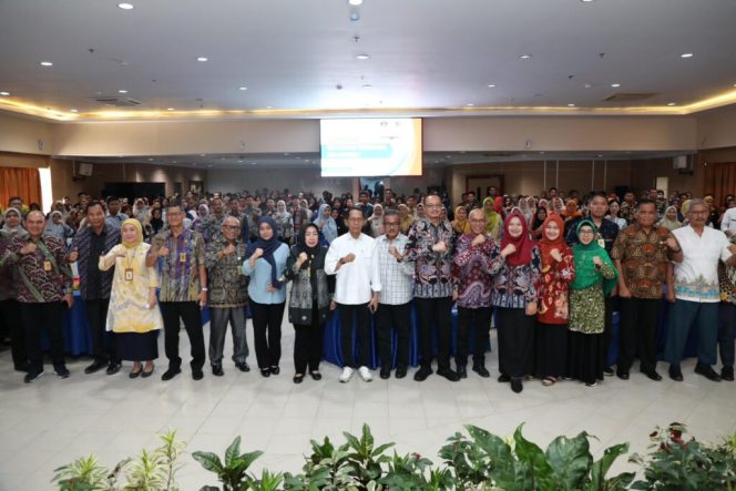 
					Keterangan Foto: Wali Kota Batam, Amsakar Achmad foto bersama saat kegiatan  Workshop Best Practice Pembangunan Zona Integritas di Ruang Rapat Engku Hamidah Lantai 4, Kantor Wali Kota Batam, Kamis (15/05/2025), (Diskominfo Batam).
