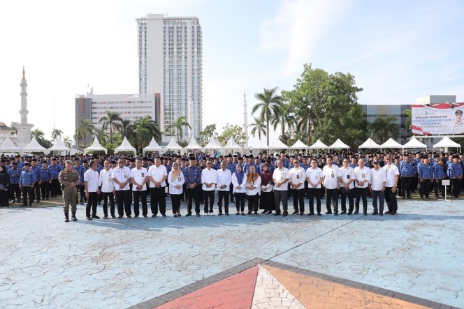 
					Keterangan Foto: Wali Kota Batam, Amsakar Achmad foto bersama saat penyerahan Surat Keputusan (SK) Pengangkatan sebagai Calon Pegawai Negeri Sipil (CPNS) dan Pegawai Pemerintah dengan Perjanjian Kerja (PPPK) tahap I Formasi Tahun 2024, di Dataran Engku Putri, Batam, Rabu (21/05/2025), (Diskominfo Batam).