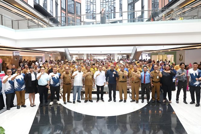 
					Keterangan Foto: Wali Kota Batam, Amsakar Achmad foto bersama dalam peresmian kegiatan Pekan Olahraga dan Seni (Porseni) tingkat SD dan SMP se-Kota Batam tahun 2025 yang diselenggarakan di Pollux Mall Batam Centre, Senin (26/05/2025), (Diskominfo Batam).