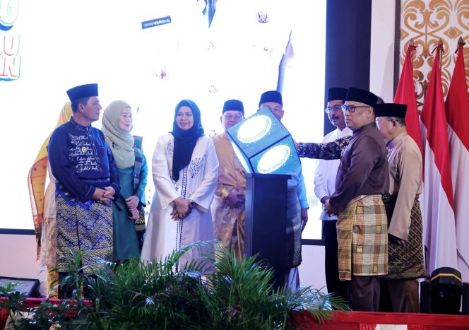 
					Keterangan Foto: Peluncuran program beasiswa gratis Pemerintah Provinsi Kepri dan pembukaan Musyawarah Rencana Pembangunan (Musrenbang) Kepri 2025 di Balairung Wan Seri Beni, Dompak, Tanjungpinang, Jumat (2/5/2025).