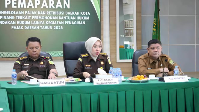 Keterangan Foto: Badan Pengelolaan Pajak dan Retribusi Daerah (BPPRD) saat laksanakan kegiatan penandatanganan kerja sama penagihan pajak dengan Kejaksaan Negeri Tanjungpinang, Selasa (27/05/2025), (Diskominfo Tanjungpinang).