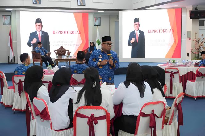 
					Keterangan Foto:  Wali Kota Tanjungpinang, Lis Darmansyah, saat berikan materi terkait regulasi keprotokolan berdasarkan Undang-Undang Nomor 9 Tahun 2010 dan Peraturan Pemerintah Nomor 39 Tahun 2018, (Diskominfo Tanjungpinang).