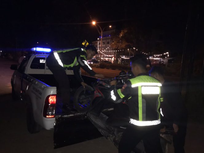 
					Anggota Satlantas Polresta Tanjungpinang saat amankan kendaraan yang terlibat kecelakaan di Jalan WR. Supratman, Rabu (5/5/2025). (Nzl)