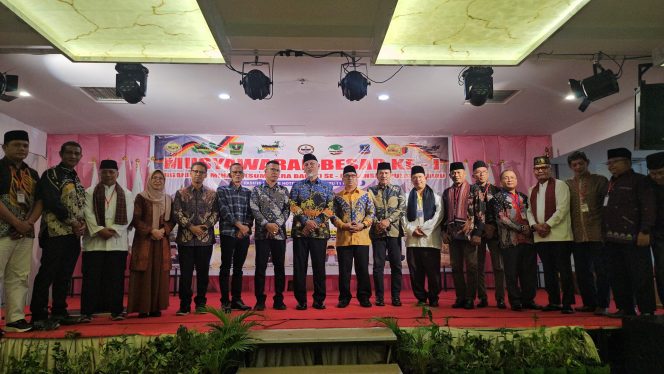 
					Wakil Gubernur Kepri,  Nyanyang Haris Pratamura saat foto bersama Organisasi Minang Se Kepri (Diskominfo Kepri)