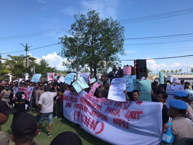 
					Suasana aksi unjuk rasa di depan Gedung Daerah Provinsi Kepulauan (Nzl)