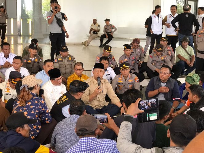 
					Ketua DPRD Kepri, Iman Sutiawan saat duduk bersama aksi unjuk rasa (Nzl)