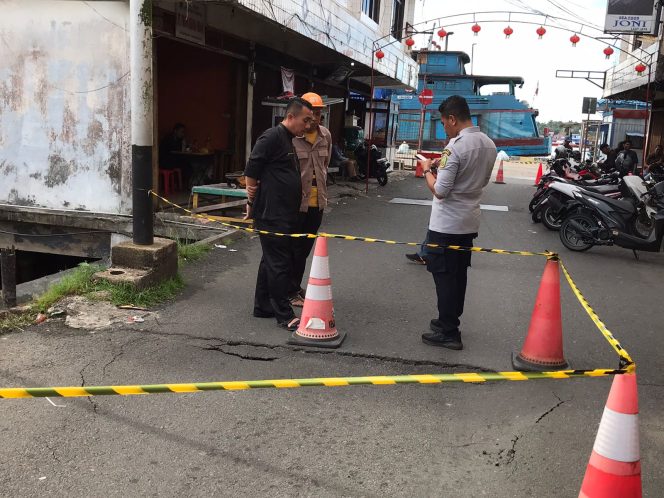 
					Suasana kerusaka akses  jalan keluar di Pelantar II Tanjungpinang (Nzl)