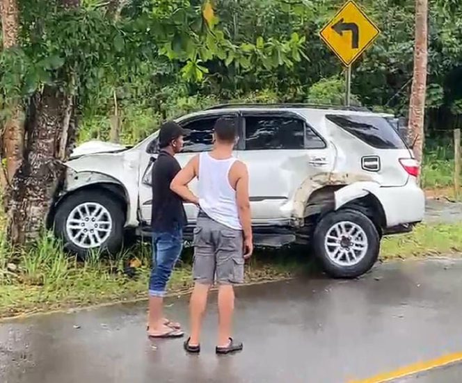
					Kondisi mobil Fortuner  warna putih ringsek usai menabrak pohon (istimewa) 