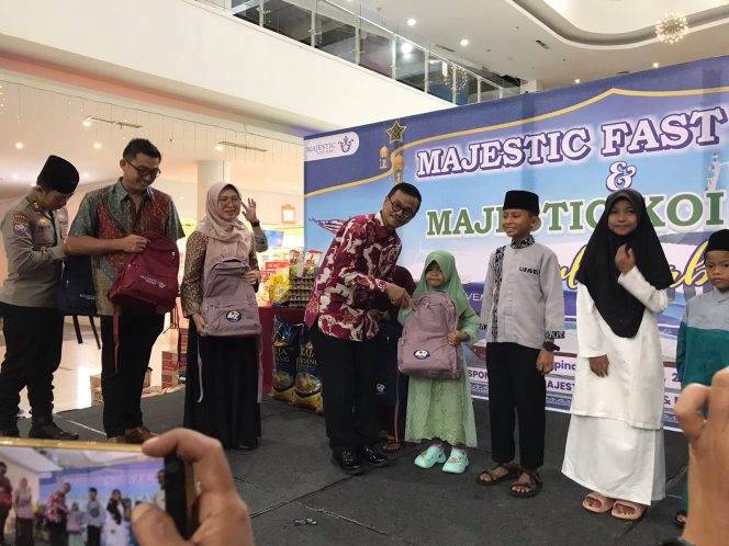 
					Wakil Walikota Tanjungpinang, Raja Ariza saat memberikan Tas kepada salah satu anak panti asuhan (Nzl)