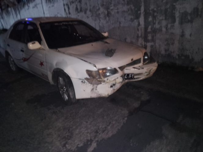 
					Kondisi mobil Toyota Soluna usai menabrak pembatas jalan, di Jalan Panjaitan, Kilometer 7, Tanjungpinang (Sat Lantas)