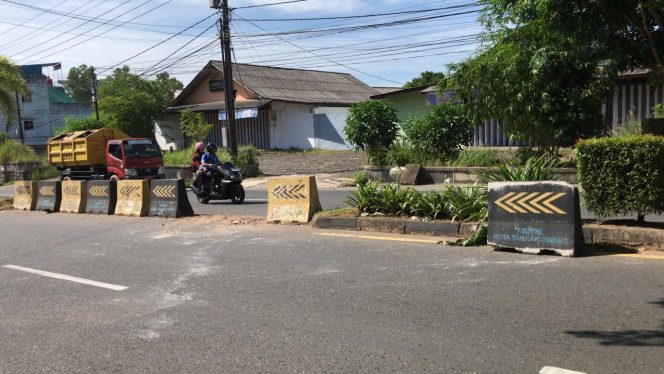
					Kondisi pembatas jalan di Jalan Panjaitan, Kilometer 7, Tanjungpinang rusak usai ditabrak mobil pada, Minggu (25/5/2025). (Nzl)
