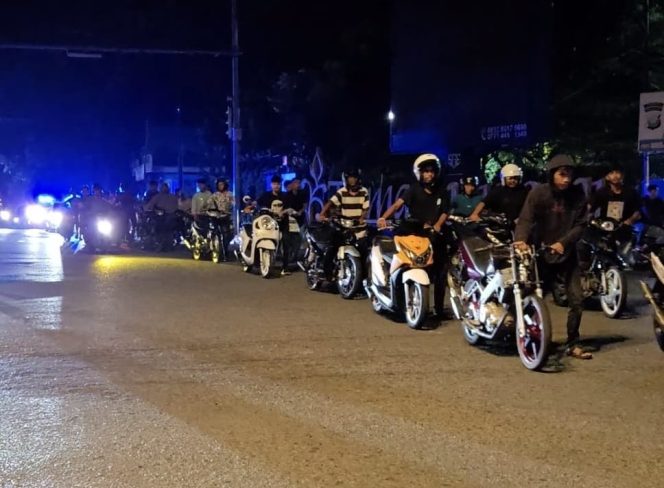 
					Puluhan pengendara motor yang tertangkap razia balap liar dibawa Polresta Tanjungpinang  (Humas Polresta Tanjungpinang)